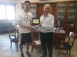 Τον Δήμαρχο Μετεώρων επισκέφθηκε ο ποδοσφαιριστής Χρήστος Αλμπάνης 