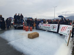 Τύρναβος: Ρίχνοντας γάλα και άχυρο στο δρόμο διαμαρτυρήθηκαν οι κτηνοτρόφοι 