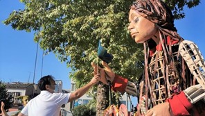 Ελπίδα και λουλούδια από τα Τρίκαλα συντροφεύουν τη μικρή Αμάλ