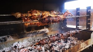Τρίκαλα: Ξεπούλησαν σούβλες και κάρβουνα