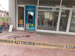 140.000 ευρώ η λεία από την έκρηξη στο ΑΤΜ στη Νίκαια - Σε εξέλιξη οι έρευνες