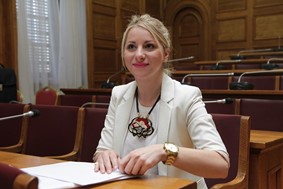 Επεισόδιο με την Δριτσέλη και βουλευτή του ΚΚΕ στη Βουλή (VIDEO)