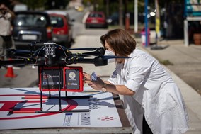 H μεταφορά φαρμάκων με drone σε απομακρυσμένα χωριά (Βίντεο) 