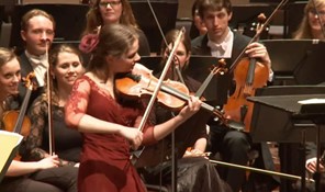 Ολλανδή βιολονίστρια ερμηνεύει Τσιτσάνη σε συναυλία κλασικής μουσικής (VIDEO)