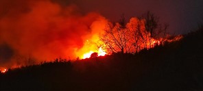 Υπό έλεγχο η φωτιά στα Στουρναραίικα σε δύσβατη περιοχή