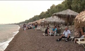 Φωτιά στη Μαγνησία: Απομακρύνονται πολίτες με πλωτά μέσα - Eκρήξεις σε αποθήκη πυρομαχικών