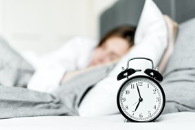 Πόσο πειράζει να πατάμε το snooze στο ξυπνητήρι; Οι ειδικοί απαντούν 