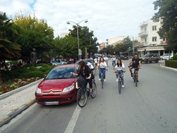 Μαθητές «ανέλαβαν» να υπενθυμίσουν την ύπαρξη νέου ποδηλατοδρόμου στα Τρίκαλα