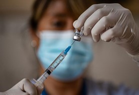 Από 21 Μαΐου όλα τα εμβόλια διαθέσιμα για τις ηλικίες 40-44 ετών 