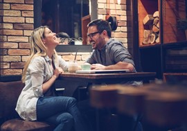 Πώς θα καταλάβετε ότι μια φιλία γίνεται έρωτας: Μια ψυχολόγος σάς δείχνει τα σημάδια