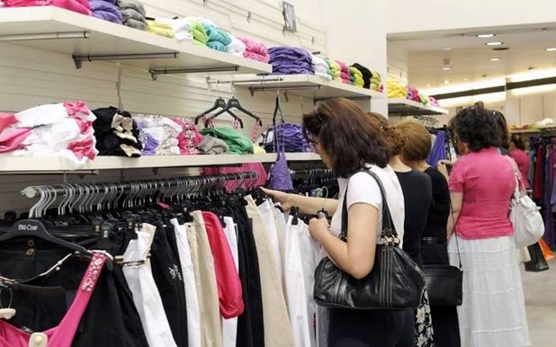 Σε ισχύ από σήμερα το θερινό ωράριο στα εμπορικά