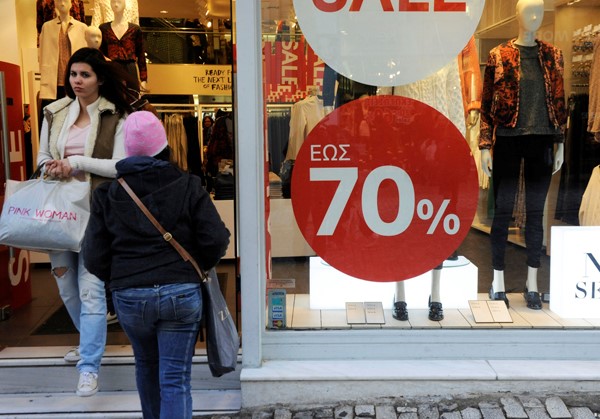 Kαιρός και έλλειψη ρευστότητας "βούλιαξαν" τον τζίρο των εκπτώσεων στα εμπορικά των Τρικάλων