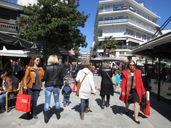 Κορυφώνεται η κίνηση στην εμπορική αγορά των Τρικάλων