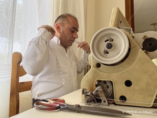 Τρίκαλα: Οικογένεια προσφύγων φτιάχνει προστατευτικές μάσκες για τους κατοίκους 