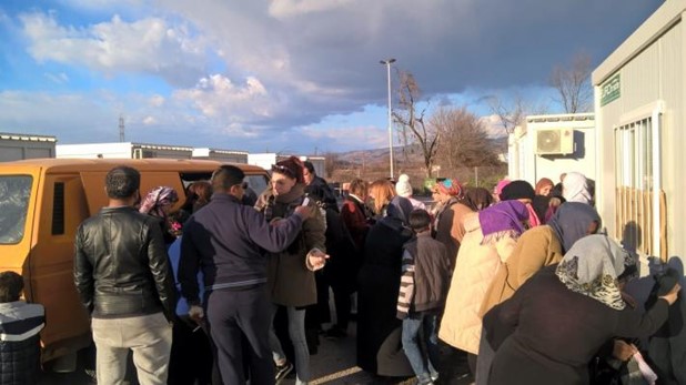 Μοιράστηκαν ρούχα και παιχνίδια σε οικογένειες μεταναστών στα Τρίκαλα 